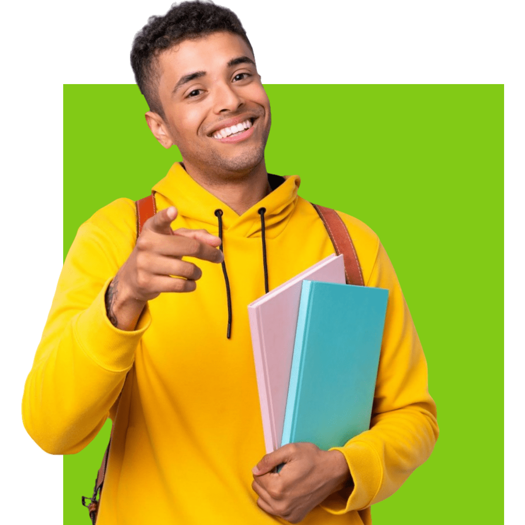 Foto de um rapaz sorridente, pardo, cabelo cacheado curto e pouca barba. Ele veste um moletom amarelo, com cordões pretos e usa uma mochila com alças de couro pendurada em seus dois ombros. Ele está segurando dois cadernos, sendo um rosa e um azul, com o braço esquerdo, enquanto aponta para a frente com o dedo indicador direito. Atrás dele há um bloco quadrado de cor sólida verde.