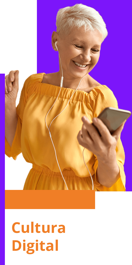 Foto de uma mulher madura, com cabelo branco e curto. Ela usa um vestido amarelo de meia manga. Com a mão esquerda segura um celular que está conectado ao fone de ouvido e sorri. Atrás dela há um bloco de cor roxa sólida. Abaixo dela há um bloco de cor sólida laranja, seguido dos dizeres "Cultura Digital".